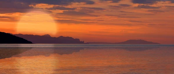 Varm solnedgång på havet — Stockfoto