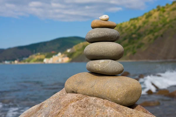 Piedras equilibradas en el mar — Foto de Stock