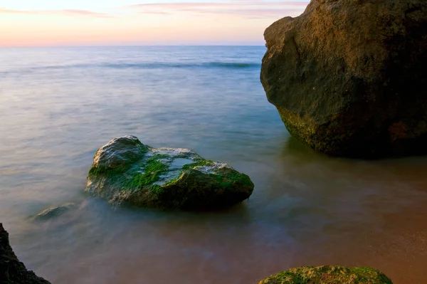 Stenar i havet bevattnar — Stockfoto