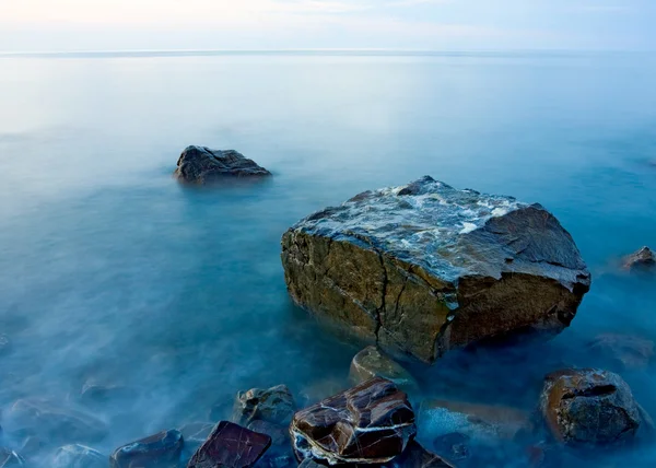 Steine in der Meeresküste — Stockfoto