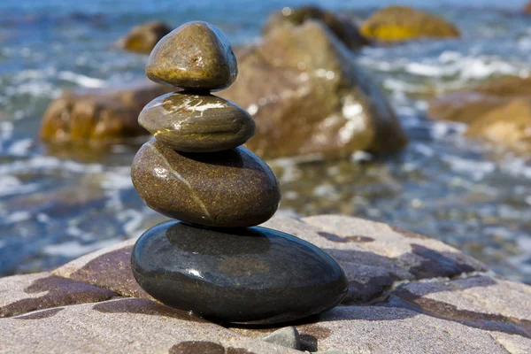 Сбалансированные влажные камни — стоковое фото