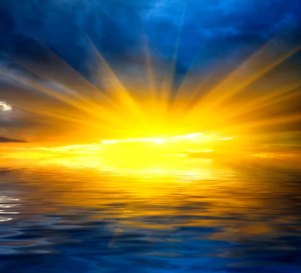 Горячее солнце над водой — стоковое фото
