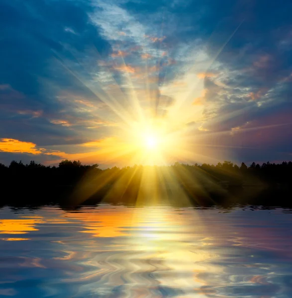 Coucher de soleil sur le lac — Photo