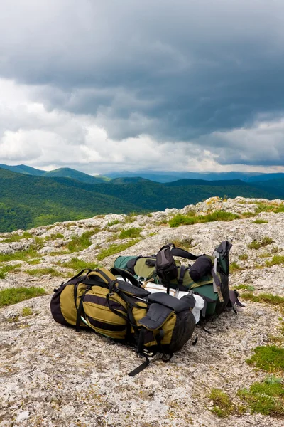 Turister backpackers i bergen — Stockfoto