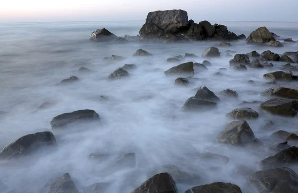 Сцена с камнями в морской воде — стоковое фото