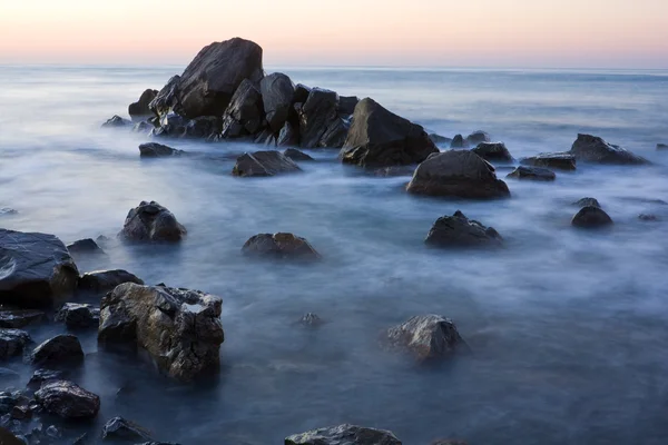 Steine im Wasser am Abend — Stockfoto