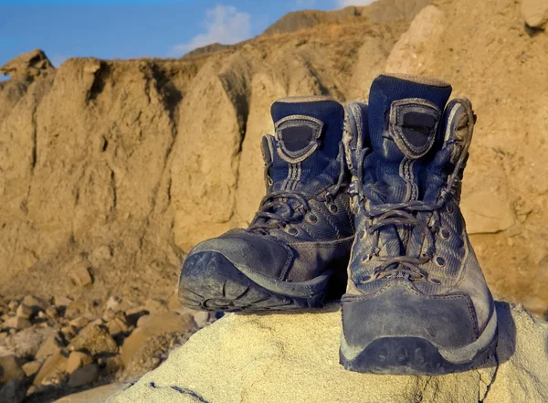 Туристичні черевики на камені в горах — стокове фото