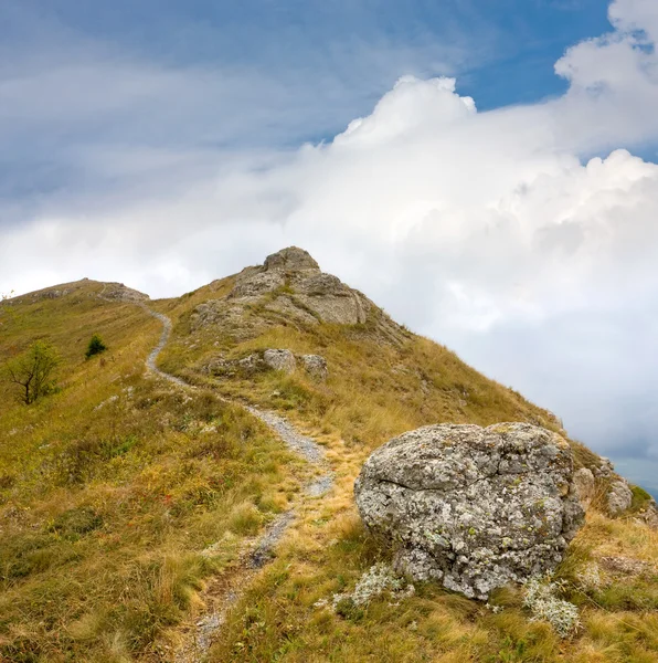 Pathway in mountains — Stock Photo, Image