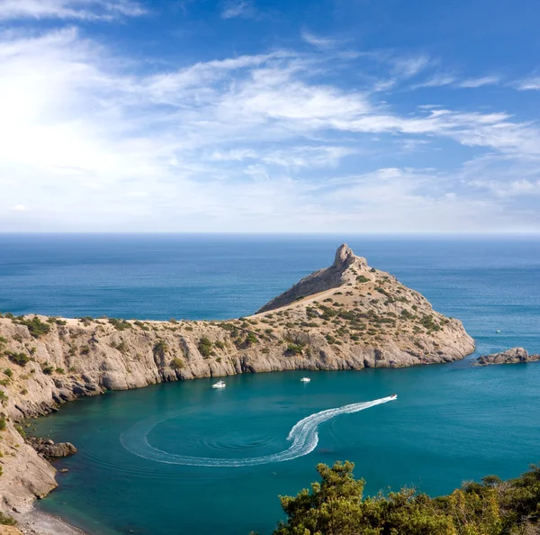 Bel paesaggio con promontorio in mare — Foto Stock