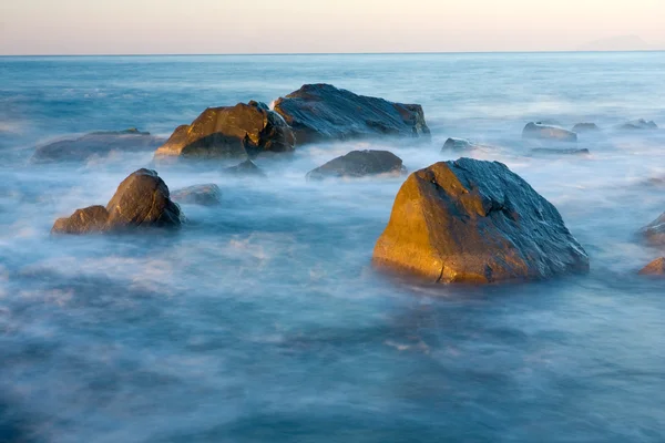 Группа камней в воде моря — стоковое фото