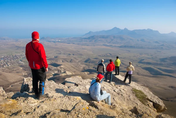 Los excursionistas observan el terreno — Foto de Stock