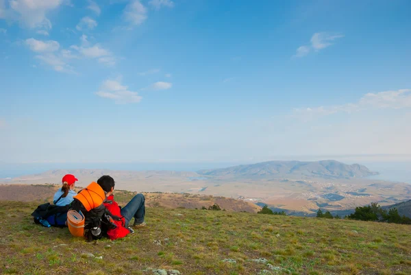Los excursionistas se sientan en la pendiente — Foto de Stock