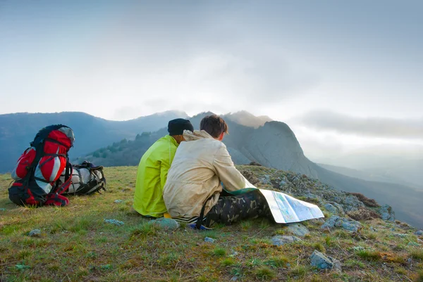 徒步旅行者坐在山顶上 — 图库照片