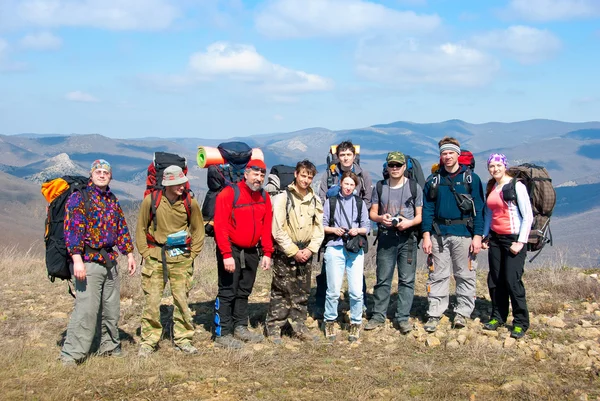 Grupo de caminhantes em um pico — Fotografia de Stock