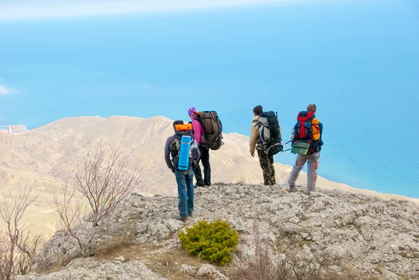 Hikers watch the terrain — Stock Photo, Image