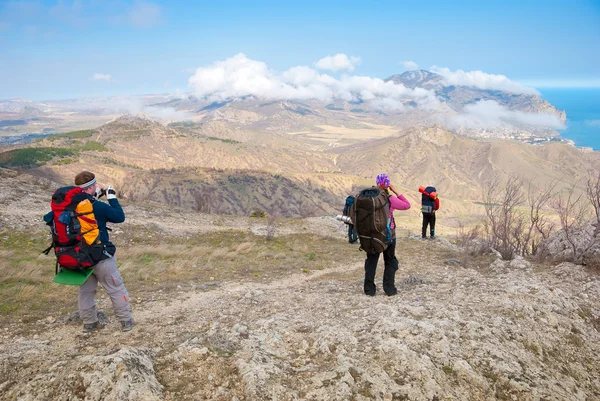 Gli escursionisti godono di un paesaggio montano — Foto Stock
