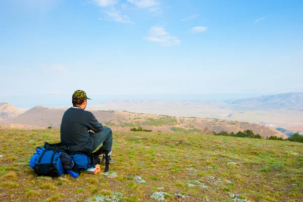 Hiker sits on the slope — Stock Photo, Image
