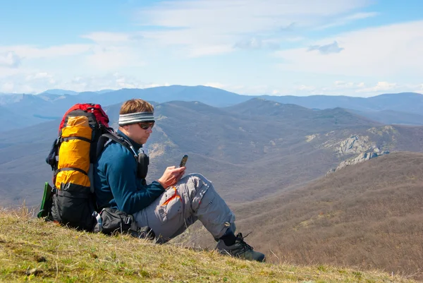Hiker using mobile device — Stock Photo, Image