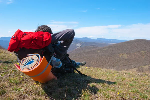 Escursionista si siede sul pendio — Foto Stock