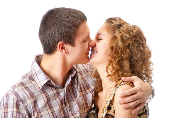 Öpüşen genç çift — Stok fotoğraf