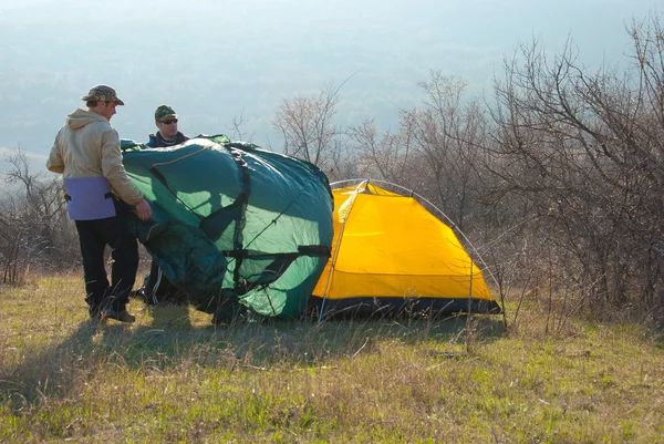 Wandelaars maken een kamp — Stockfoto