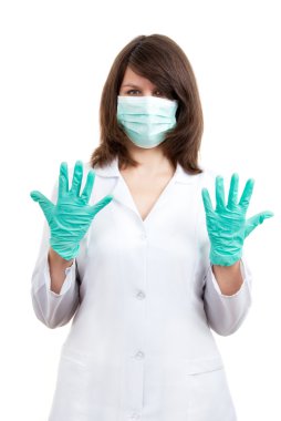 genç doktor ameliyat için hazırlanıyor