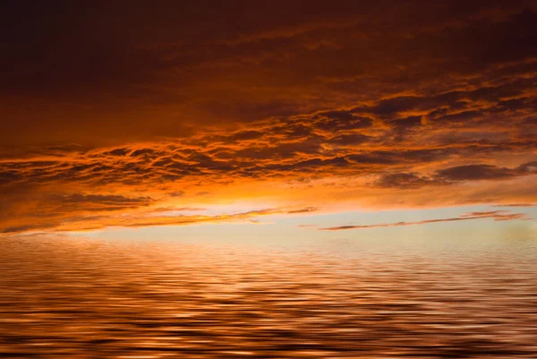 Reflejos del cielo en el agua — Foto de Stock