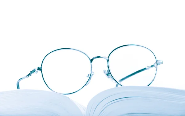 A nyitott könyv szemüveg — Stock Fotó