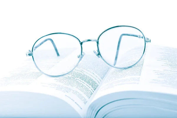 A nyitott könyv szemüveg — Stock Fotó