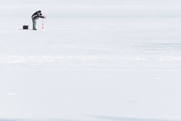 Balıkçı buz üstünde — Stok fotoğraf
