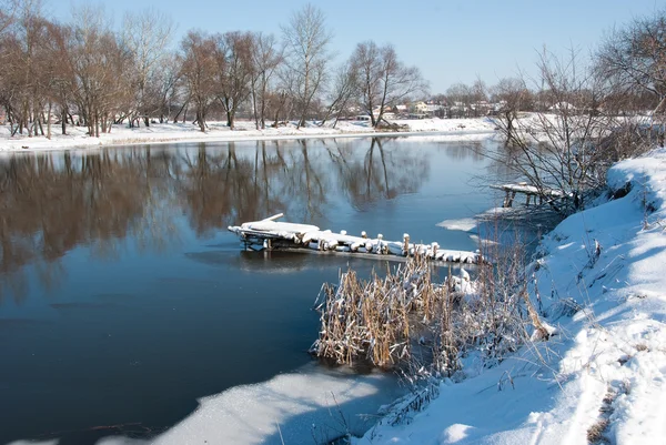 冬の川 ロイヤリティフリーのストック写真