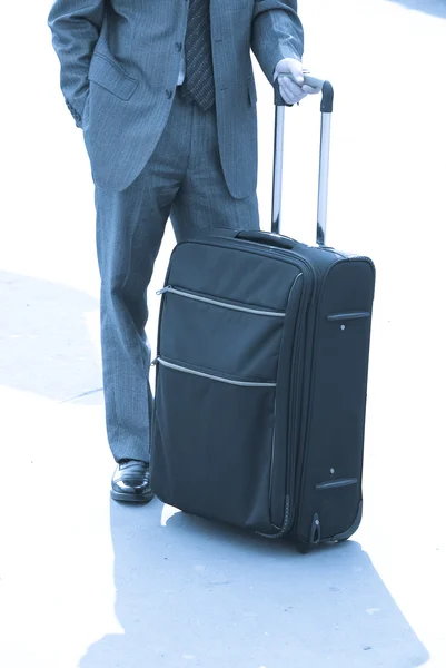 Неузнаваемый человек с чемоданом . — стоковое фото
