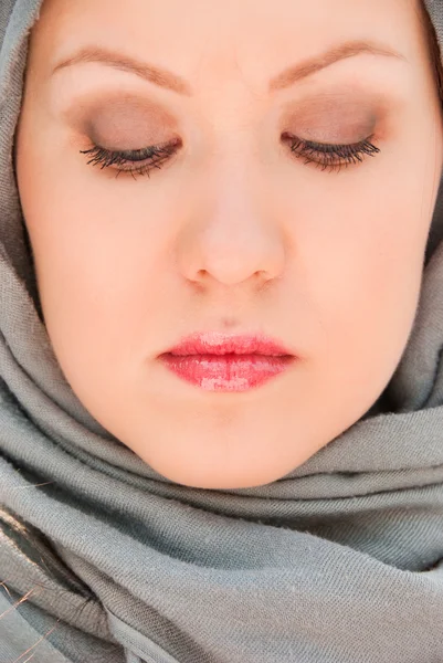 祈りのイスラム教の女性のクローズ アップの肖像画 — ストック写真