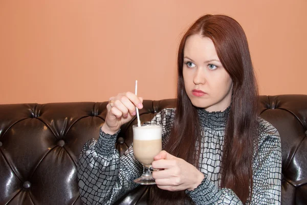 Молодая женщина в кафе — стоковое фото