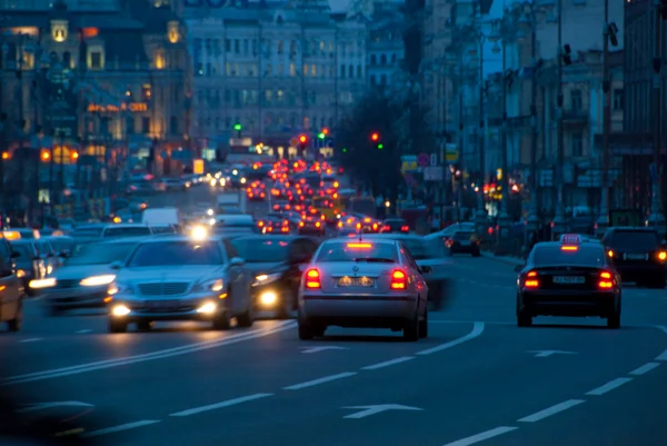 Traffico notturno urbano — Foto Stock