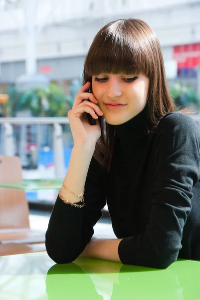 Mladá dívka mluví na mobil — Stock fotografie