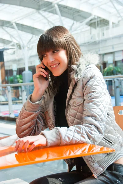 Jovencita hablando en un móvil —  Fotos de Stock