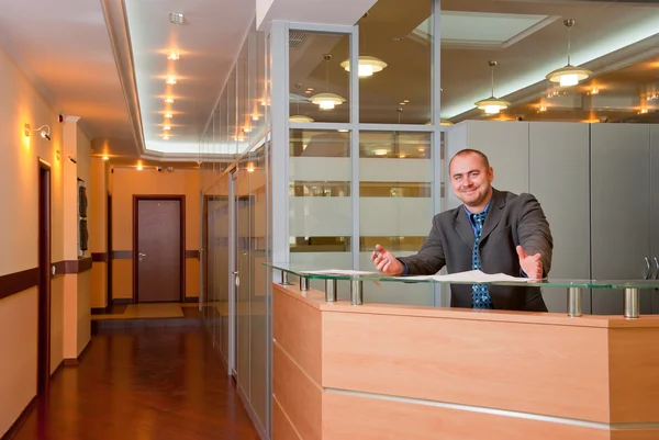 Affärsman i det moderna kontoret — Stockfoto
