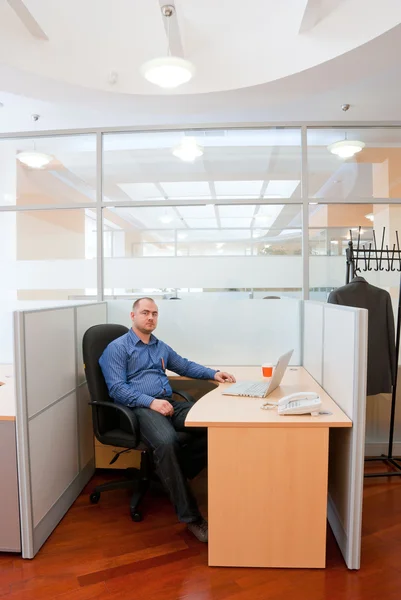 Werknemer in het kantoor — Stockfoto