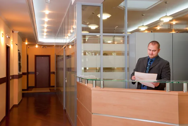 Бизнесмен в современном офисе — стоковое фото