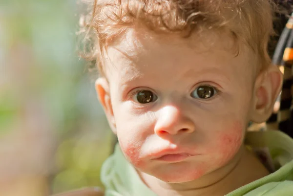 Retrato de bebé alegre —  Fotos de Stock