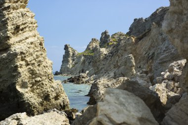 stapel van rotsen in de buurt van de zee