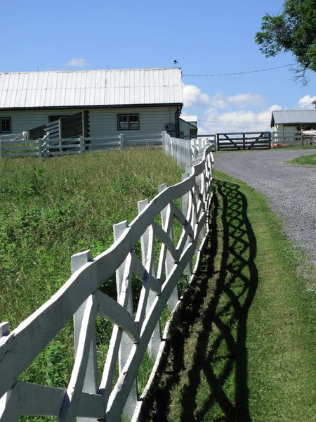 Фермерское поле, забор и сарай — стоковое фото