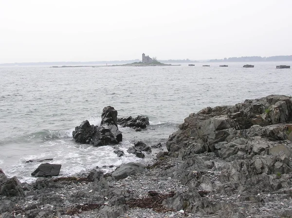 岩の多い海岸線と灯台 — ストック写真