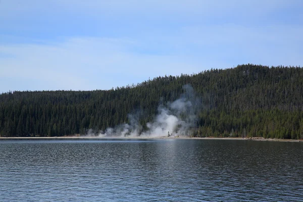Lago Yellowstone y géiseres — Foto de Stock