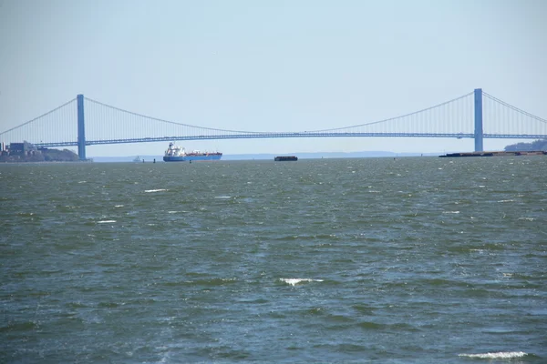 Híd és a teherszállító hajó — Stock Fotó