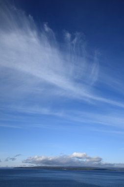 Yellowstone Gölü büyük gökyüzü altında