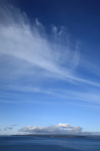 Озеро Йеллоустоун под большим небом — стоковое фото