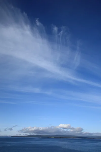 Lago Yellowstone bajo un gran cielo — Foto de Stock