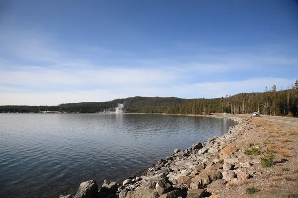 Йеллоустонское озеро и гейзеры — стоковое фото
